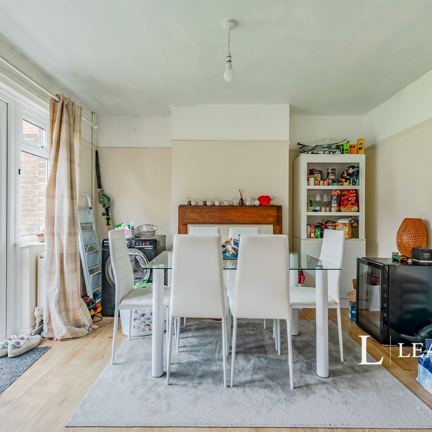 3 bedroom house to rent Knole Grove, East Grinstead, RH19 - Photo 1