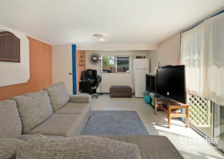 3 BEDROOM HOME WITH RUMPUS ROOM DOWNSTAIRS - Photo 5