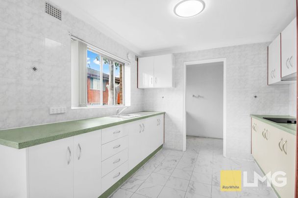 WELL-MAINTAINED BLOCK & APARTMENT - Photo 1