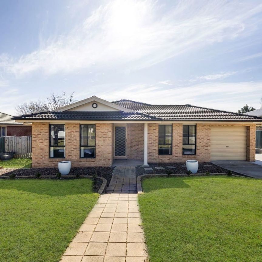 FULLY FURNISHED HOME - Photo 1