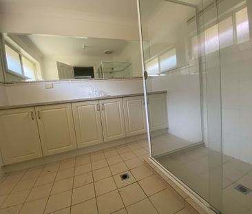 Spacious Three Bedroom Courtyard Home - Photo 5