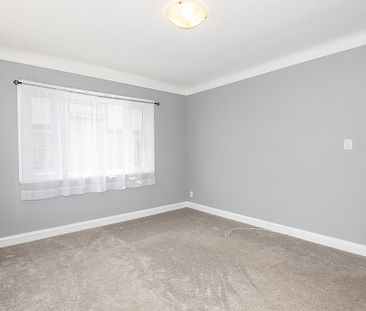 **CHARMING** 2 Bedroom Main Unit in St. Catharines!! - Photo 6