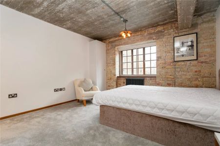 3 bedroom flat in London - Photo 2