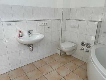 Wohnen am Nordpark. Schöne 2-Zi.-Wohnung mit Küche, Diele, Wannenbad mit Fenster & Sonnen Balkon. - Photo 3