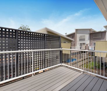 Spacious Townhome with 2 Car Garage - Photo 1