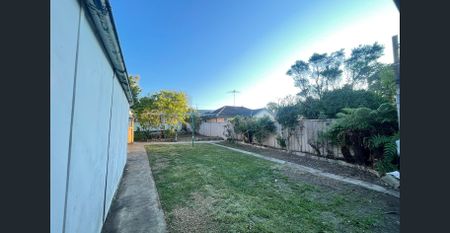 Recently renovated 4 Bedrooms 1 Bathrooms House Available Now!! - Photo 4