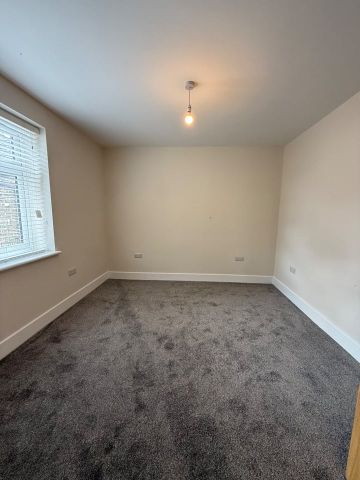 2 Bed Flat, Grosvenor Road, E6 - Photo 4