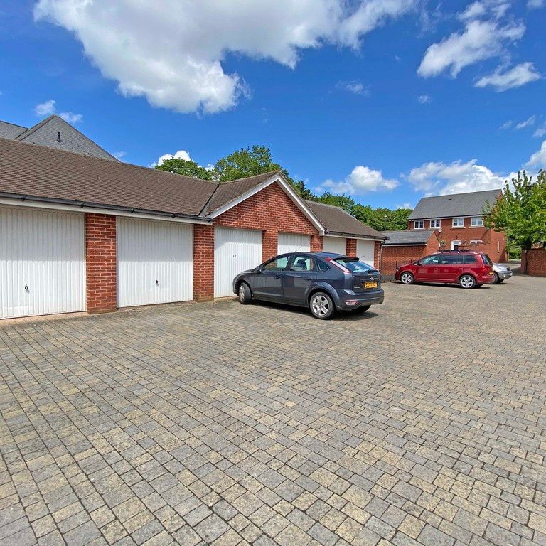 3 bedroom Spacious Three Bedroom House to rent - Photo 1