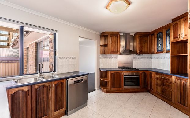 Spacious Family Home in a Prime Coastal Location - Photo 1