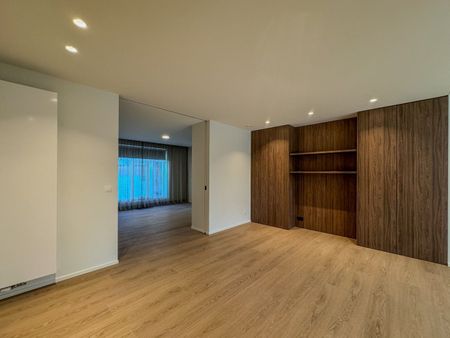 Ruim appartement met 2 slaapkamers en terras in het centrum. - Photo 4