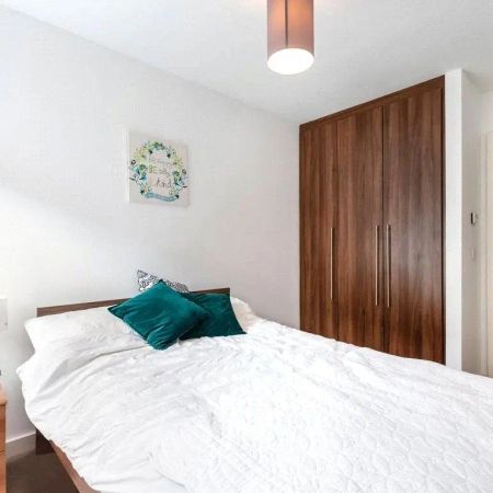 2 bedroom maisonette in London - Photo 3