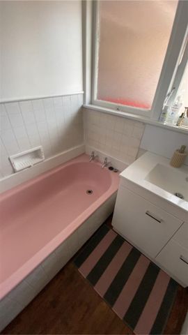 Ideally located on Victoria Street in the popular Beerescourt area, this tidy two-bedroom unit offers easy access to everything Hamilton has to offer. - Photo 5