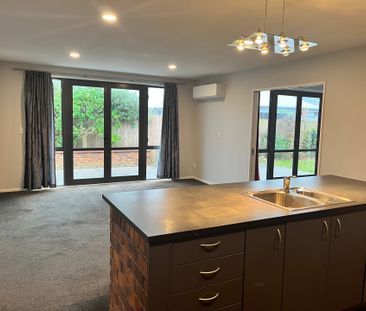 Spacious 3 Bedroom House - Photo 2