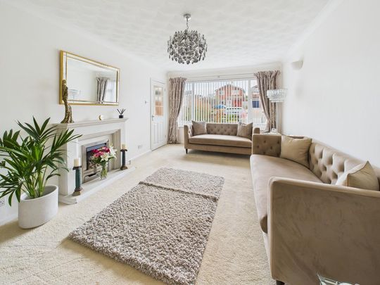 3 bedroom detached bungalow to rent - Photo 1