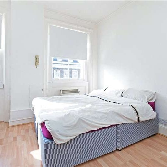 A well located studio flat with shared bathroom facilities and close to the local amenities of South Kensington. - Photo 1