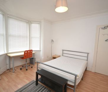 References Pending - 6 bed Detached House - Photo 3