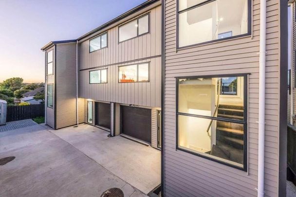 Spacious 5-Bedroom Family Home for Rent in Point England - Photo 1