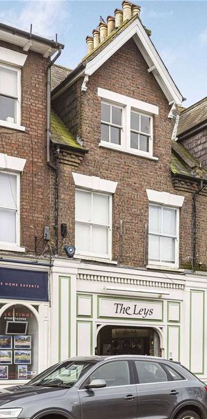 A first floor one bedroom apartment centrally located on the High Street - Photo 1