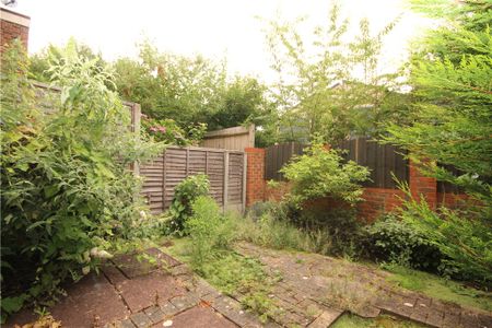 Woodlands Court, Woking, Surrey, GU22 7RY - Photo 4