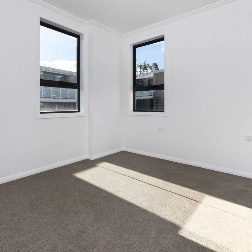 Beautiful Executive Apartment! - Photo 1