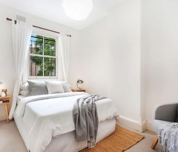 Stylish Inner-City Terrace with Character & Convenience - Photo 4