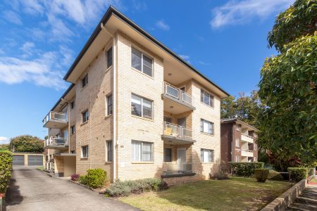 Freshly painted 1st-floor unit in beautiful building sitting on a quiet street with premium location to Epping centre. - Photo 5