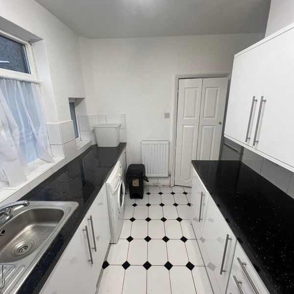 Room in a Shared Flat, Parchmore Way, CR7 - Photo 1