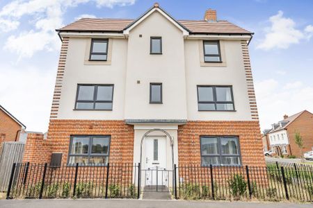 4 bedroom detached house to rent - Photo 3