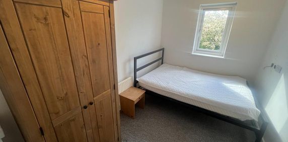 1 bedroom in a house share to rent - Photo 2