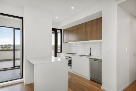 Light-Filled 2-Bedroom Apartment with Oversized Terrace - Photo 5