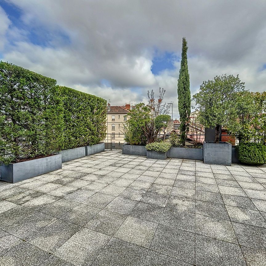 Lyon 3 : Magnifique T5 avec cuisine équipée, terrasse arborée et garages - Photo 1