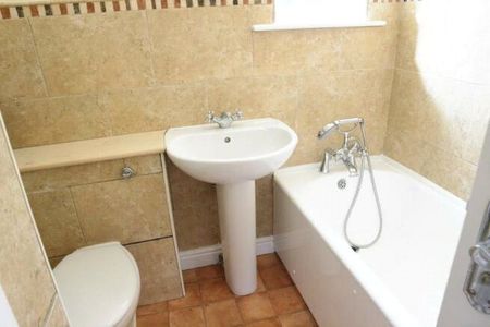 3 bedroom House in Maple Gardens, Reading - Photo 4