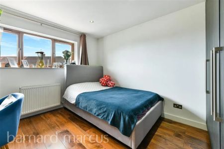 Sparrow Farm Drive, Feltham - Photo 2