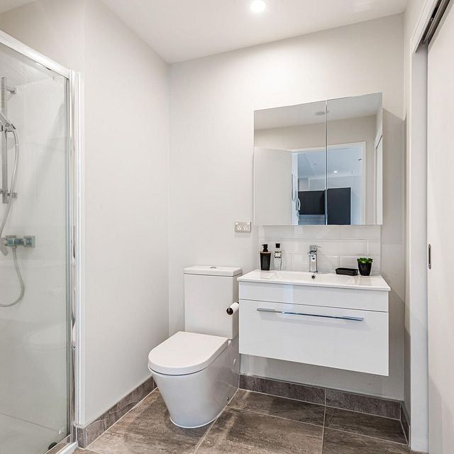 Stylish Furnished Harbour-View Apartment – Lock Up - Photo 1