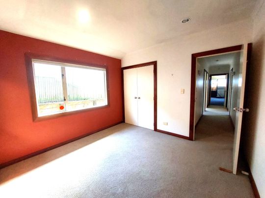 Spacious & Modern Two-Level Family Home – 4 Bedrooms, 2 Bathrooms, Double Garage - Otumoetai - Photo 1