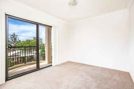 Easy-care apartment with double car garage - Photo 5