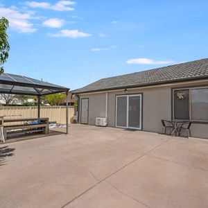 TWO BEDROOM GRANNY FLAT IN GREAT LOCATION - ALL BILLS INCLUDED!! - Photo 2