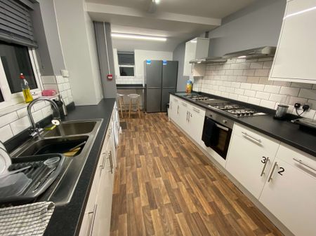 Fully Licenced: Owner Managed: All Bills Included. - Photo 4