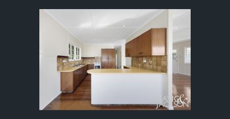 CONVENIENTLY LOCATED THREE BEDROOM HOME - Photo 5