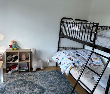 Charming 3BR Hillpark Haven - Photo 4