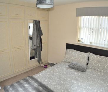 2 bedroom mews to rent - Photo 1