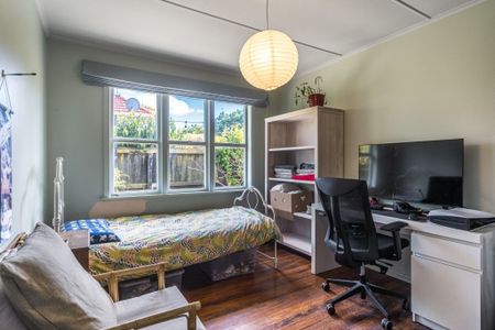 Classic Kiwi Design - Modernised kitchen with 3 + 1 bedrooms (bonus of purpose-designed sleepout) - Photo 5