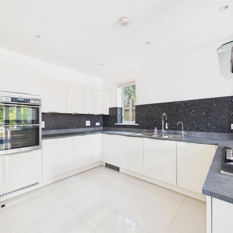 5 bedroom detached house to rent - Photo 1