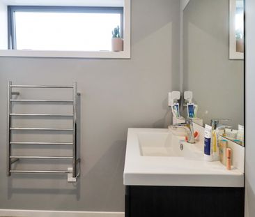 Modern Three-bedroom Home - Photo 6