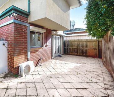 Bright & Fresh 2-Bedroom House in the Heart of Brunswick - Photo 6