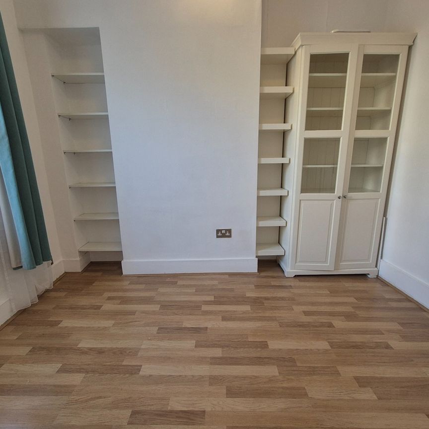 2 Bed Flat, Woodside, SW19 - Photo 1