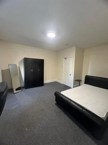 6 bedroom private hall to rent - Photo 4