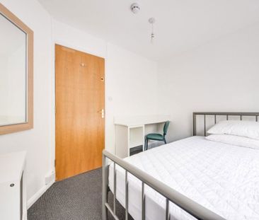 £682 p/w (£2,955 pcm) - Photo 5