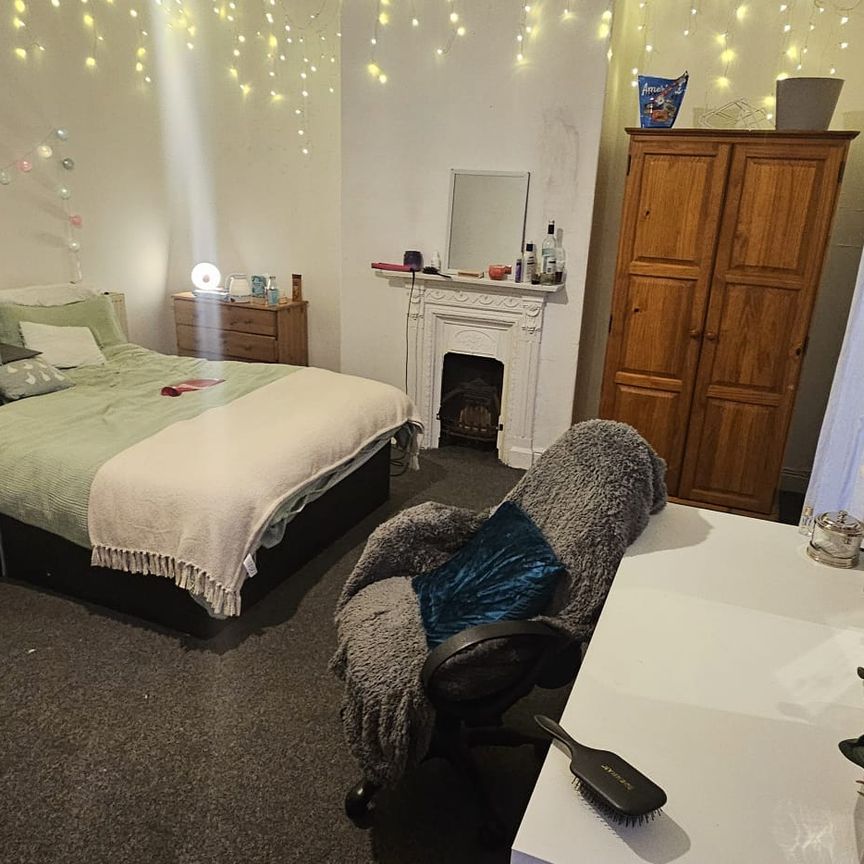 5 Bed - 10 Hessle Terrace, Hyde Park, Leeds - LS6 1EQ - Student - Photo 1