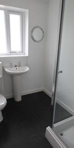 3 bedroom flat to rent - Photo 3